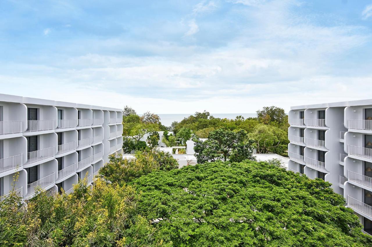 Hotel The Standard, HHQ Exterior foto The view of the sea from the campus