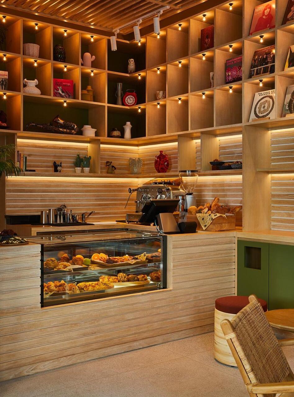 Hotel The Standard, HHQ Exterior foto A coffee shop in Athens, Greece